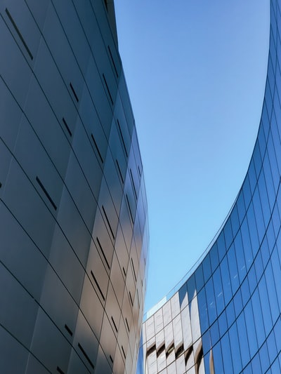 低角度摄影的蓝色玻璃围墙建筑白天
